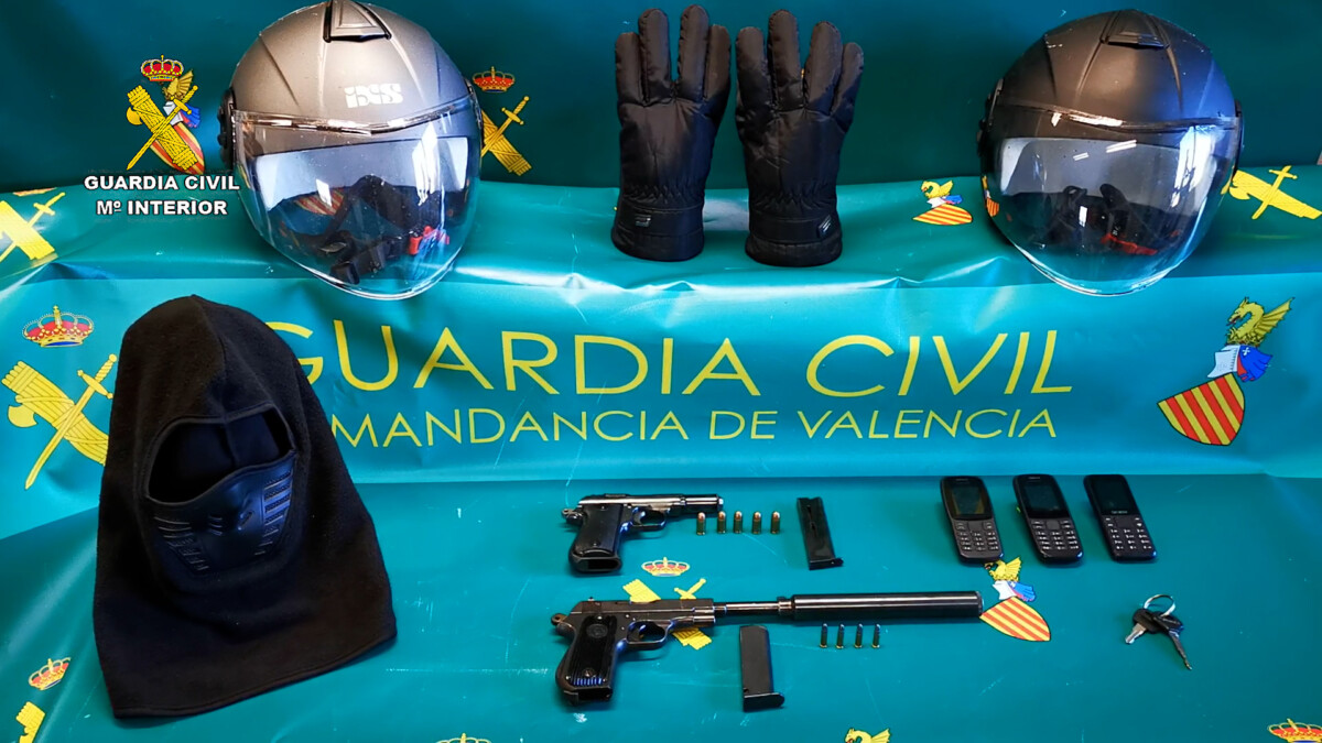 Cascos, máscara, guantes y armas con munición intervenidas al grupo de sicarios.